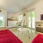 Charming House On The And Deluxe Апартаменти