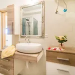 Апартаменти Charming House On The And Deluxe *