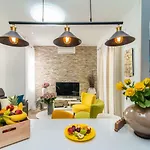 Апартаменти Charming House On The And Deluxe