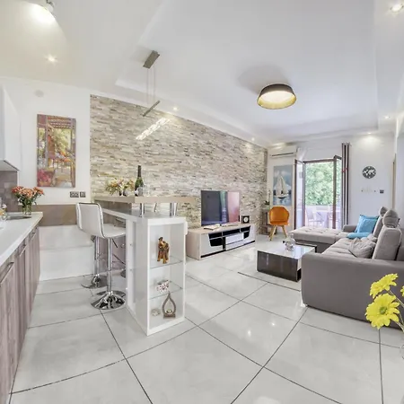 Charming House On The And Deluxe Daire Pula