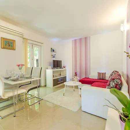 Charming House On The And Deluxe Daire Pula