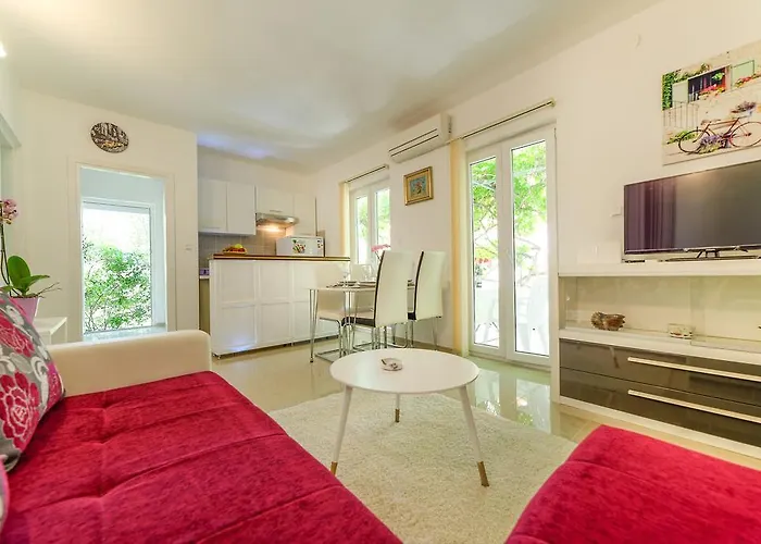 Charming House On The And Deluxe Апартаменти