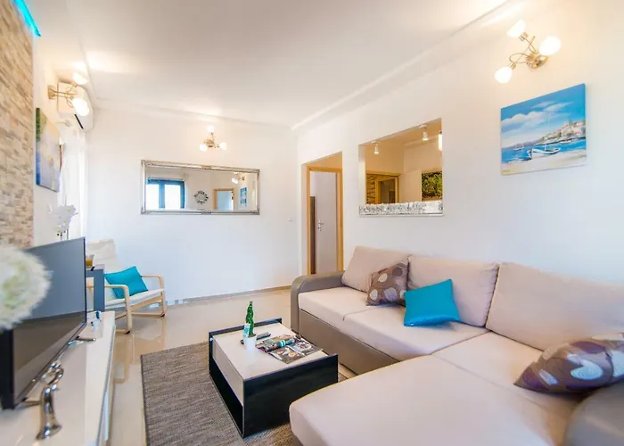 Апартаменти Charming House On The And Deluxe *