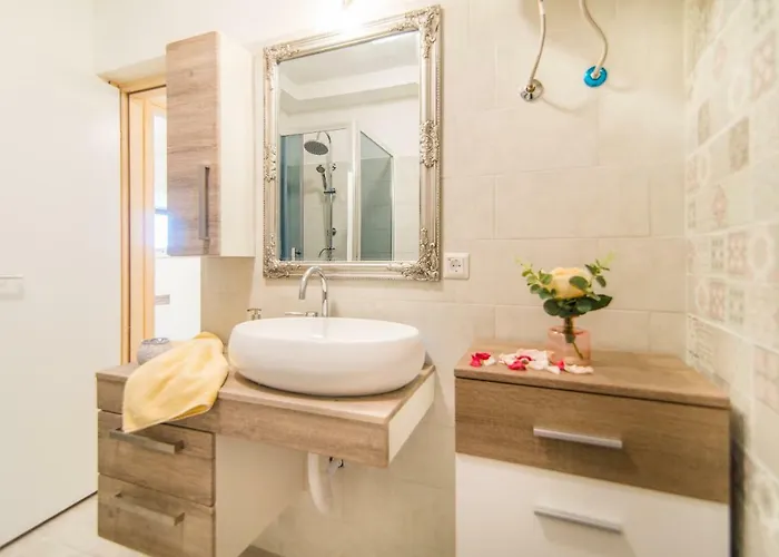 Апартаменти Charming House On The And Deluxe *