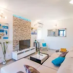 Charming House On The And Deluxe *