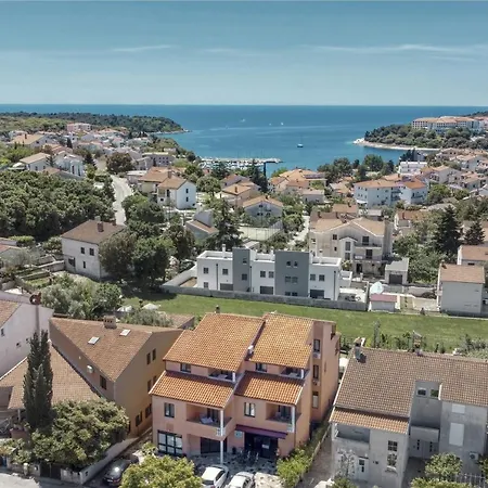 Charming House On The And Deluxe Apartment Pula