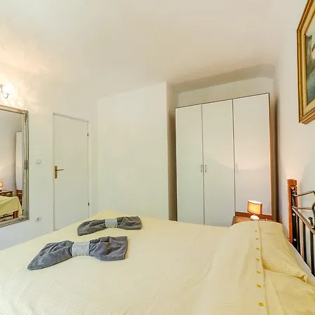 Charming House On The And Deluxe Apartment