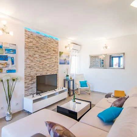 Charming House On The And Deluxe *