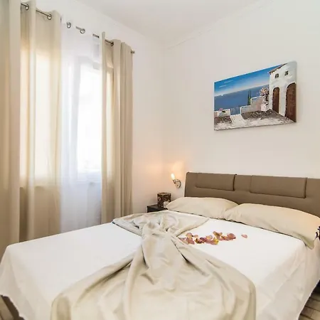 Charming House On The And Deluxe Apartment Pula