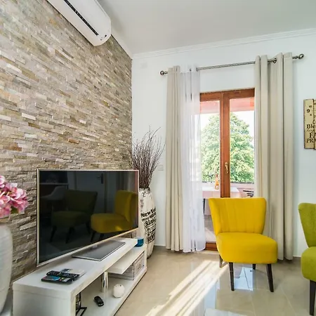 Charming House On The And Deluxe Apartment Pula