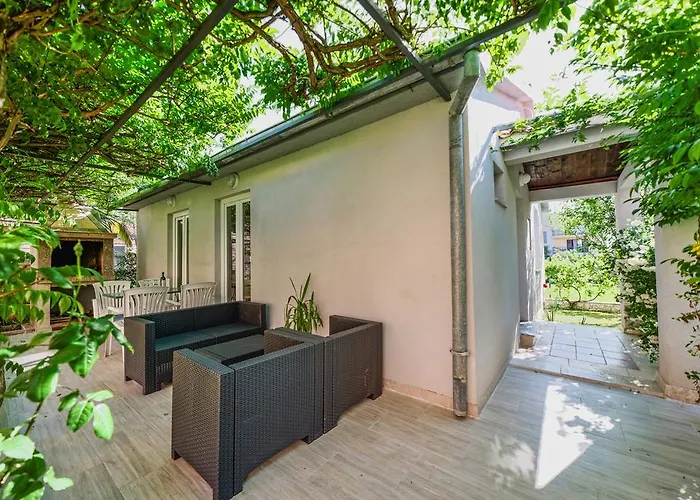 Charming House On The And Deluxe Apartment Pula