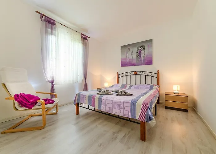 Charming House On The And Deluxe Apartment *