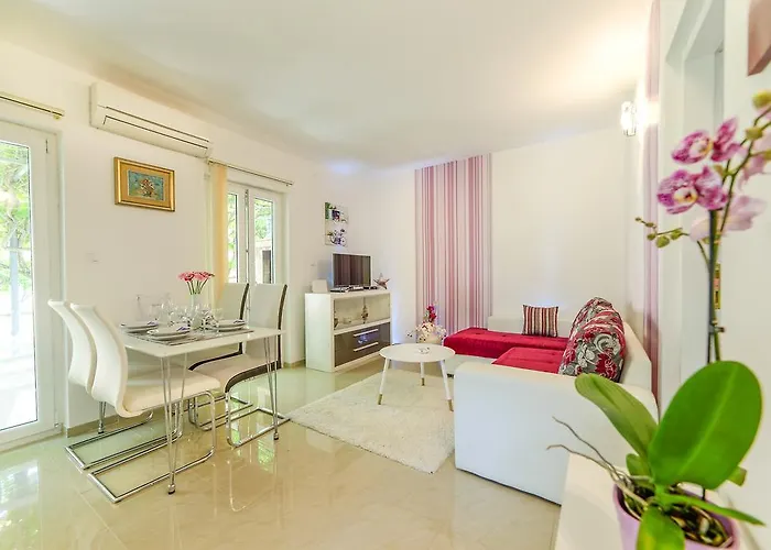 Charming House On The And Deluxe Apartment Pula