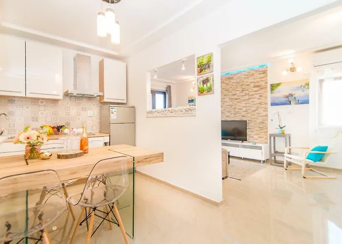 Charming House On The And Deluxe Apartment *