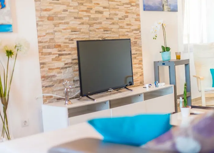 Charming House On The And Deluxe Apartment Pula