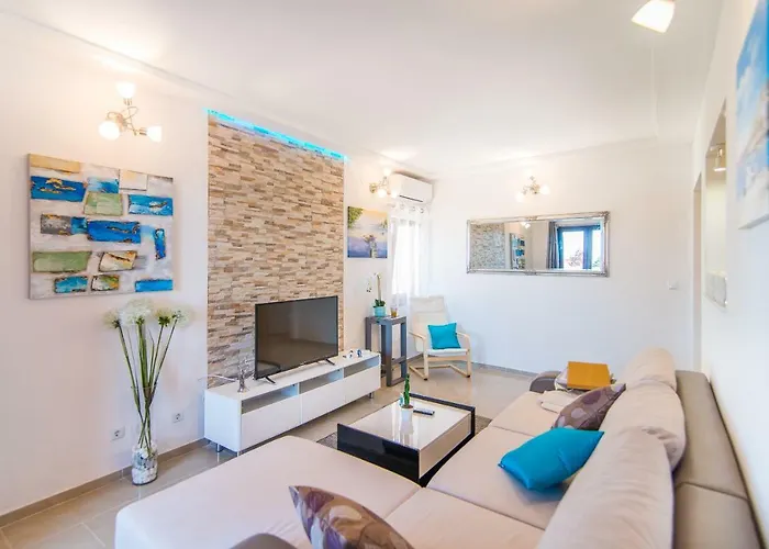 Charming House On The And Deluxe *