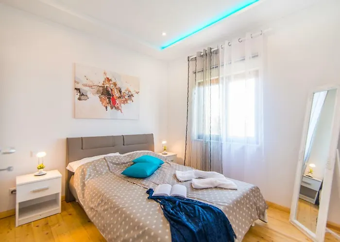 Charming House On The And Deluxe פולה