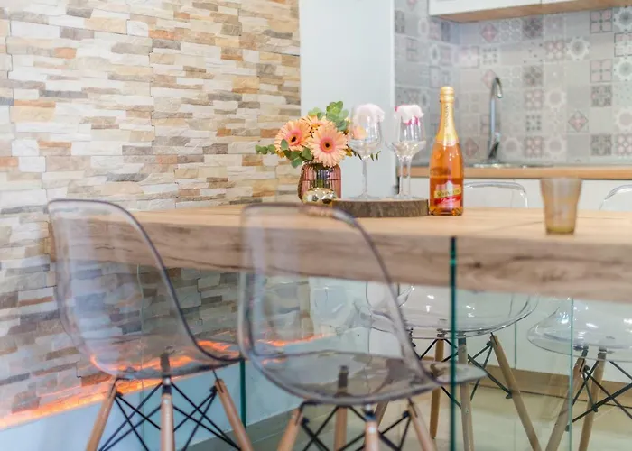 Charming House On The And Deluxe Apartment *