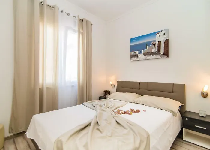 Charming House On The And Deluxe Apartment Pula