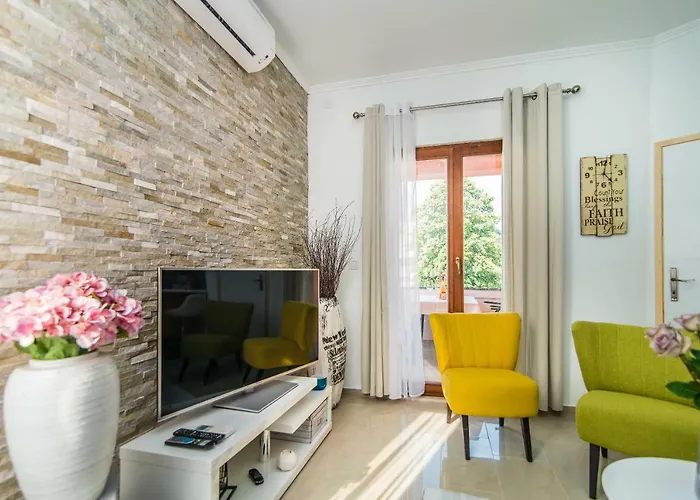 Charming House On The And Deluxe Apartment Pula