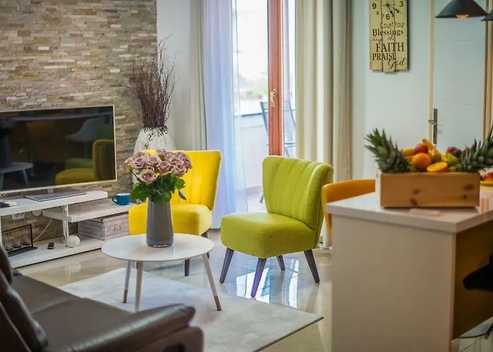 Charming House On The And Deluxe Apartment *