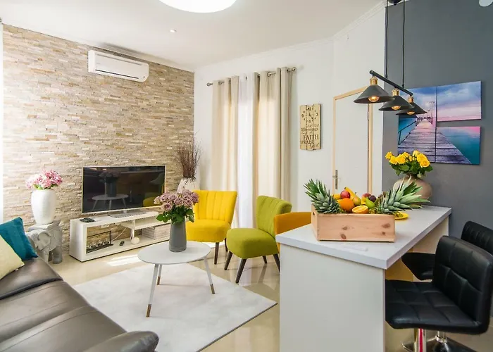 Charming House On The And Deluxe Apartment Pula